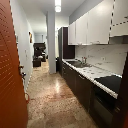 Dea's In Center Of Apartment *